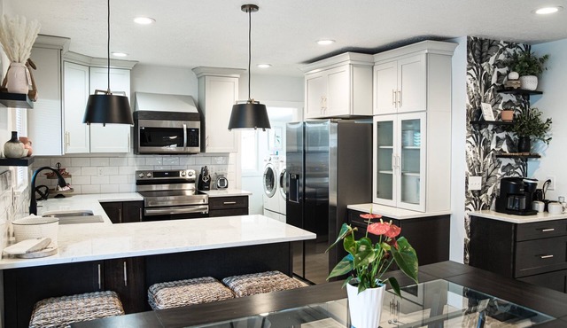 Designed Comfort, Entire Home Three bedrooms, three bathrooms, Downtown 2 mi.