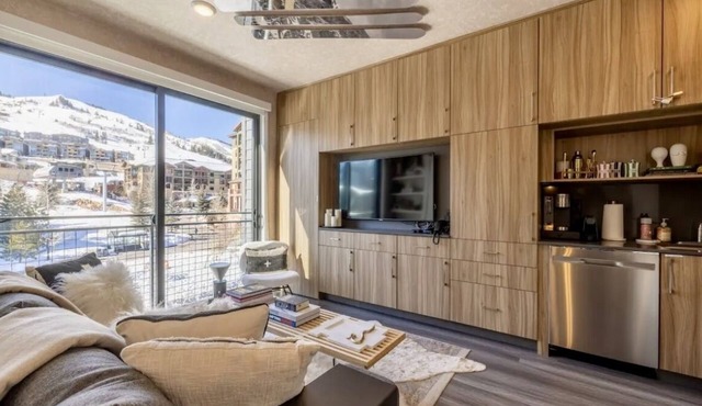Designer Studio “The Vice Retreat”