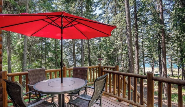 Direct access to Cle Elum Lake! Lakefront Log Cabin with Hot Tub/Huge Game Room
