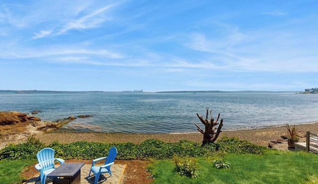 Direct waterfront - welcoming home with private furnished deck and gas fire pit in Bainbridge Island