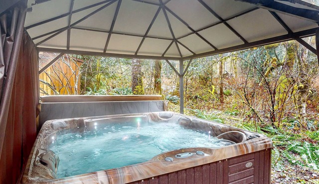 Dog-friendly cabin with deck, hot tub & firepit - walk to Sandy River in Rhododendron