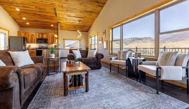 Dog-Friendly Cabin with Panoramic Mountain Views in Wyoming