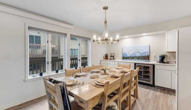Dog-friendly condo with pool, 3 tennis courts, hot tub, & fireplace