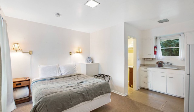 Dog-friendly cottage close to the water with firepit - walk to Morehead Park in Ocean Park