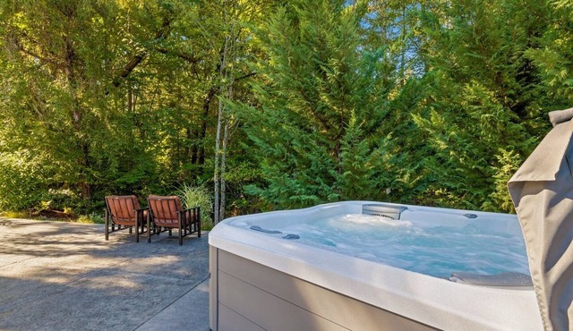 Dog-Friendly Creekside Home w/Hot Tub, Game Room. 15 minutes to town