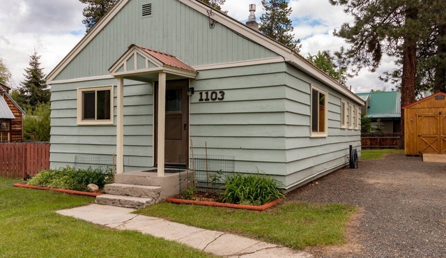 Dog friendly historic cabin steps to downtown McCall
