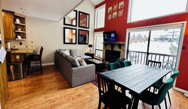 Dollar Mountain View Condo. 2 king beds and 2 twins.