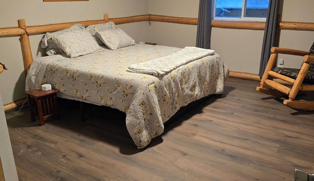 Downstairs Mtn. Farmhouse in Pinesdale