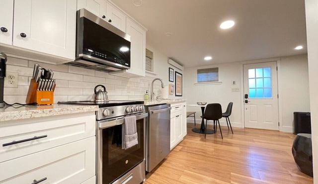Downtown Bellingham newly furnished guest suite in Bellingham