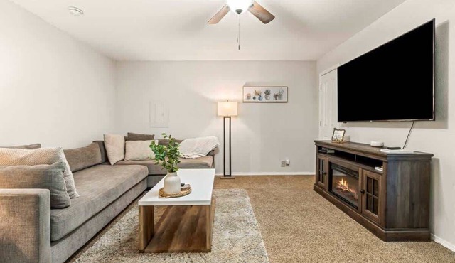 Downtown Caldwell | Golf Course View | Near I-84 | Fast WiFi | Sleeps 5