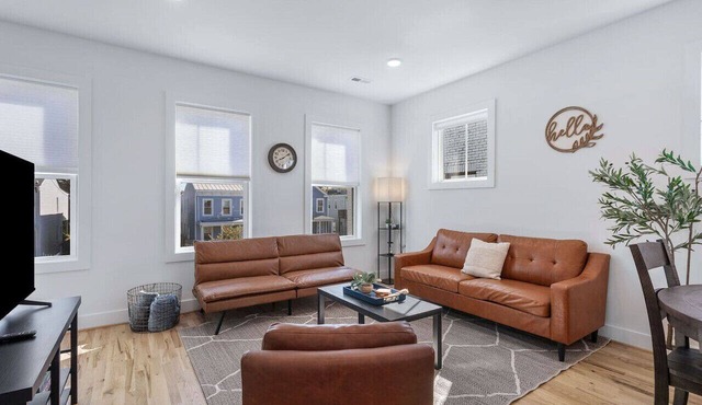 Duplex with Balcony: Spacious Dog-Friendly Oasis! in Richmond