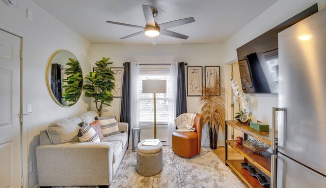 Easy Access to Dtwn Tacoma! Stylish Couple's Condo