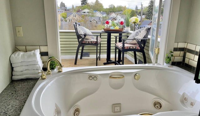 Elegant 7BR/4BA Queen Anne Home | Walkable & Perfect for Groups