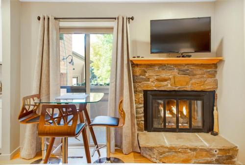 Elkhorn Condo Walk to Dollar!