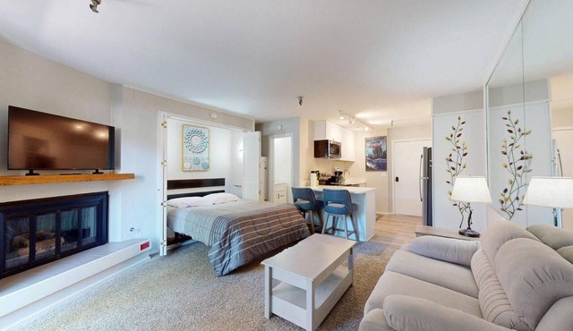 Elkhorn Village Studio 2026- Newly Remodeled Quiet Retreat for One or Two