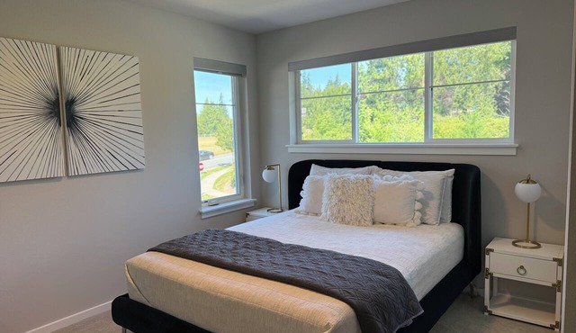 EN-SUITE BEDROOM IN A CLEAN, MODERN HOME WITH VIEWS & CATS! in Monroe