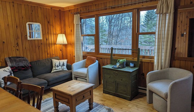 Enchanted chalet with Hot Tub near Saint Sauveur in Saint-Adolphe-d'Howard