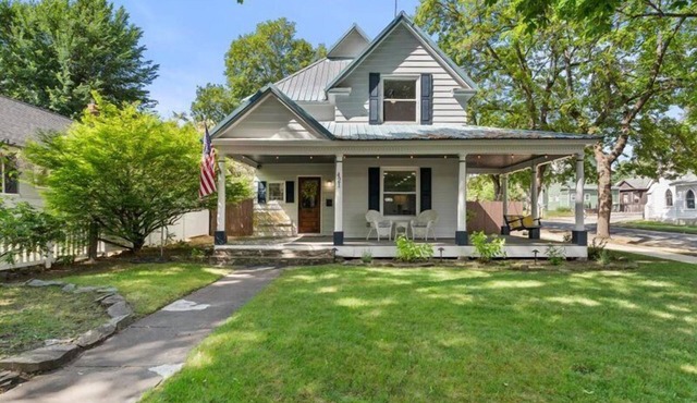 Enjoy the beautiful waters of Lake Couer d Alene all summer long! Only a few dates left in August and September! Book now and enjoy all Cd'A has to offer! A historically charming, newly renovated home in the heart of downtown Couer d Alene!