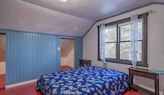 Enjoyable 4-bedroom farmhouse with AC in charming Mount Carroll in Mount Carroll