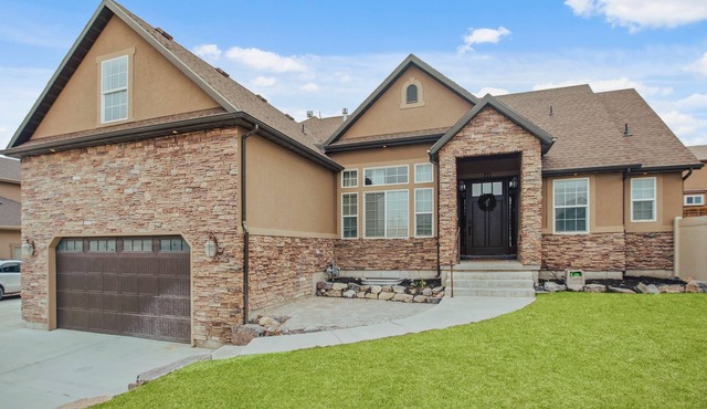 Entertainment dream Large Home with 7 bedrooms sleeps 20+