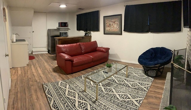 🔆 Entire 1 bedroom Suite w/large yard, 🐶 welcome