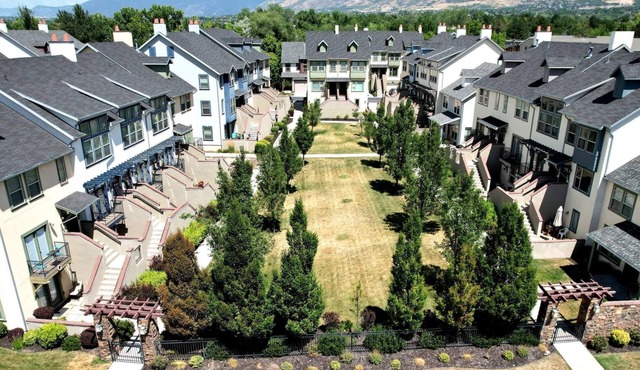 ✨ European-Style Townhome – Perfect Getaway Near Everything! ✨