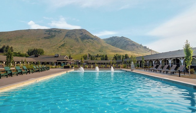 Exciting Outdoor Escapade! Free Parking, Swimming Pool, Pets are Welcome!