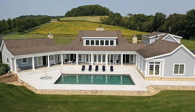 Exclusive 40 acre retreat w/Pool & Hot Tub! in Hanover