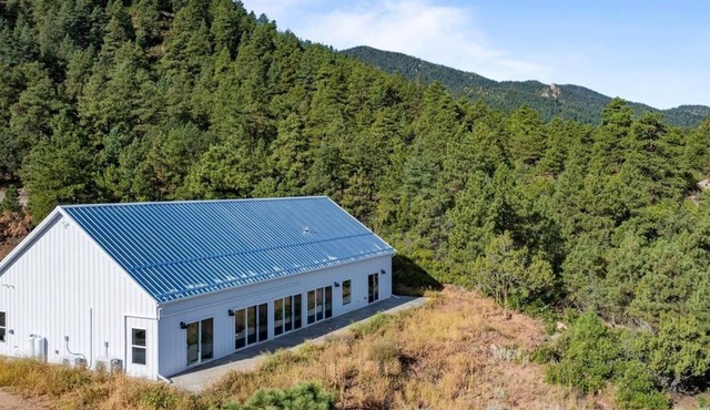 Expansive mountain panoramas with 3 Bed/3 Bath and Great Room for Entertaining in Florence