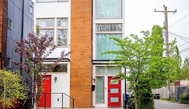 Explore Seattle:Parking & Walk to Light Rail - NEW on VRBO + ABNB Superhost in Seattle