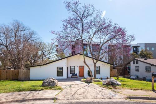 Extended Stay SoCo Oasis Outdoor TV, Heavenly Bed, Long Stay Ready in Austin