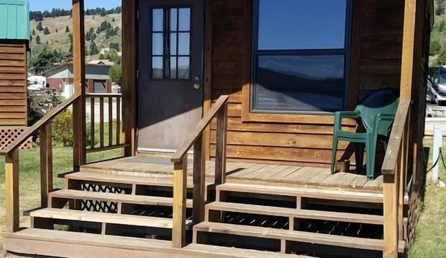 Family Cabin with Private Bathroom and Kitchenette in Montana