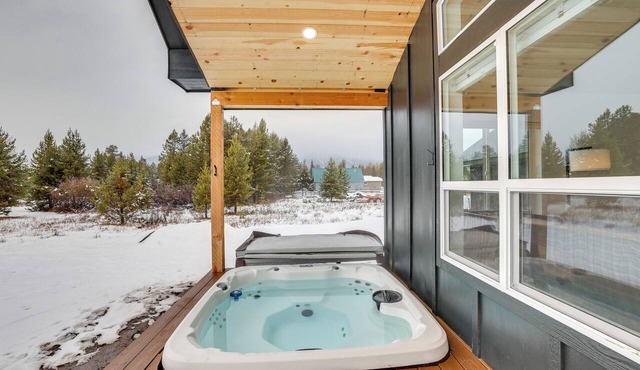 Family-friendly Donnelly Home w/Private Hot Tub!
