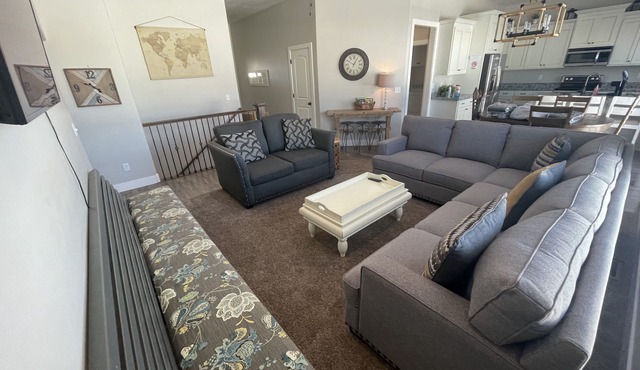*Family Fun* sleeps 16+, Game Room, Bunks, Self Checkin, fenced yard, *Hot Tub*