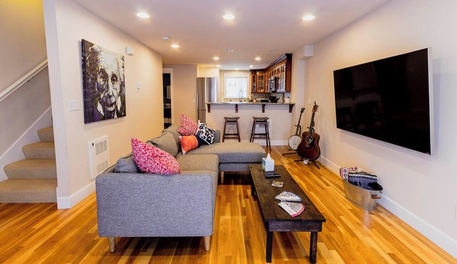 Fantastic 3-bed townhome with A/C near downtown