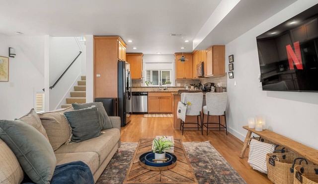 Fielitz House ~ Portable AC ~ Parking ~ Alki Beach Access ~ Dog-OK ~ BBQ