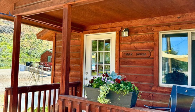 Fishermen's Getaway! Cozy studio cabin near Silver Creek & Little Wood Reservoir. The Milk House offers 2 twin beds, 3/4 bath, kitchenette. Relax on the porch and enjoy the breathtaking sunrise & scenery!