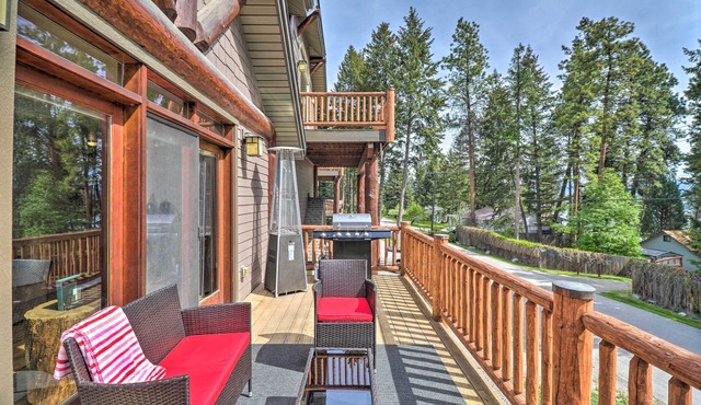 Flathead Lake Getaway w/Balcony, Fireplace!