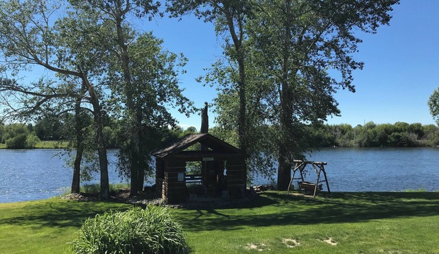 Flyfishing /kayaking/paradise, near Yellowstone Park, right on the Snake River