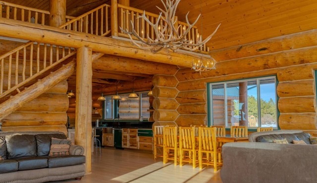 FOXFHILL: 6,000+ sq ft log estate, 4BR/5BA sleeps 16.