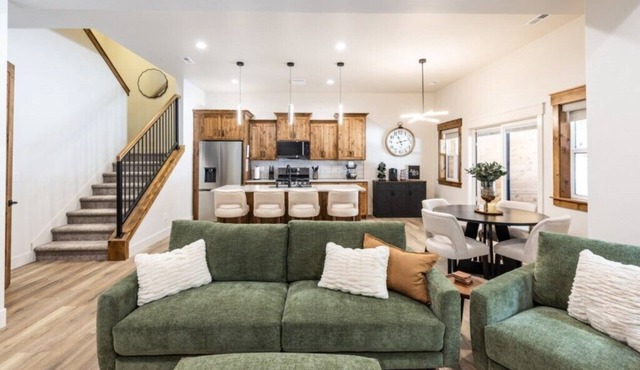 FPineStylish New, EV Charger, Hot Tub, Close to YNP!