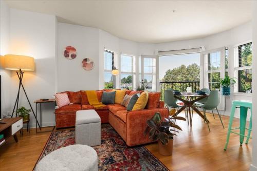 Free Parking - Chic 2BR - King Beds - 95 Walk Score - Huge Patio!