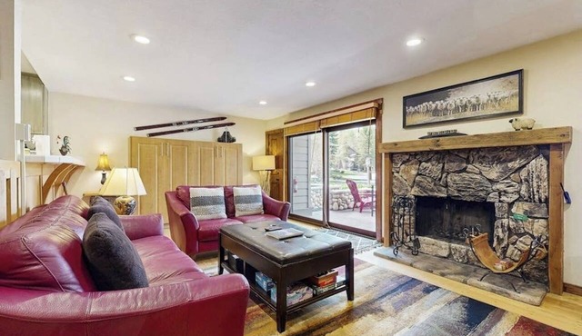 Freshly remodeled, ski-in/ski-out condo with pool, hot tub, & clubhouse