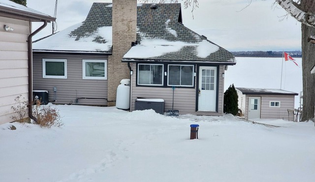 Front lake view cottage with peace and quite place in Kawartha Lakes