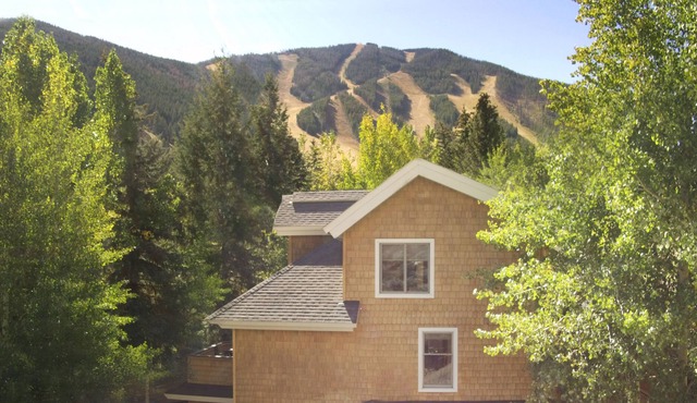 Fully appointed deluxe townhome, walk to ski lifts