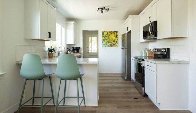 Game Day Getaway - 4BR/3BA, Sleeps 10, Walk to WSU