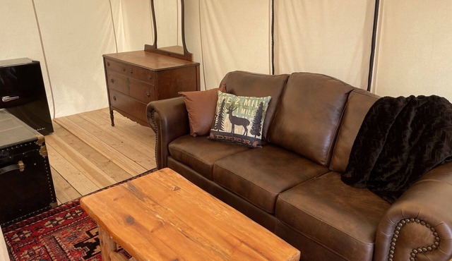 Glamping tent in Paradise Valley only 27 miles from Yellowstone National Park in Emigrant