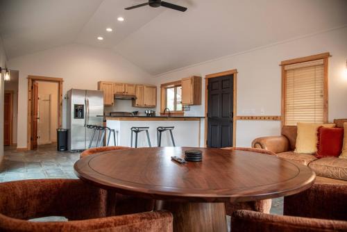 Golden Eagle Getaway w/Hot Tub!