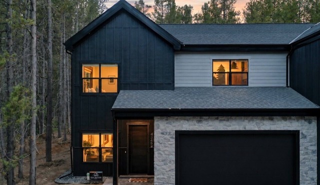 Golden Pines | 20min to Yellowstone, Hot Tub, Luxe Home, BBQ, EV!