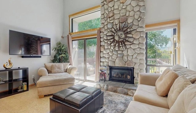 Golf Course Condo - dog friendly w/community pool, hot tub & tennis courts